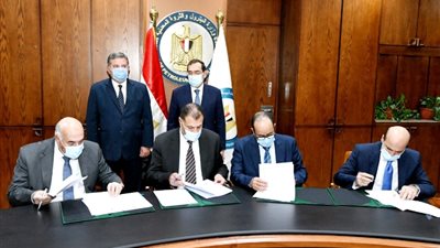 وزيرا البترول وقطاع الاعمال يشهدان التوقيع على تسوية مديونيات شركات قطاع الاعمال العام