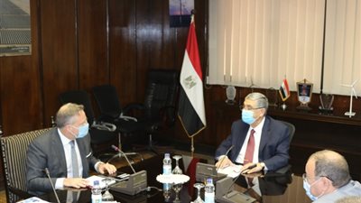 وزير الكهرباء يبحث يبحث زيادة الاستثمارات مع سفير الدنمارك