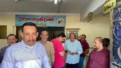 توافد العاملين ب«كهرباء سوهاج» على مقار الشهر العقارى لتحرير توكيلات