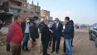 صور.. محافظ القليوبية يتابع تطوير  محور شركات البترول بشبرا الخيمة
