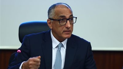 محافظ البنك المركزي و6 وزراء يبحثون ترتيبات معرض تكنولوجيا إحلال وتحويل السيارات للغاز
