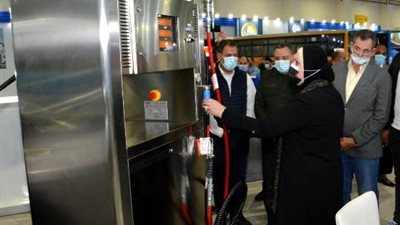 وزيرة الصناعة تتفقد استعدادات معرض تكنولوجيا تحويل واحلال السيارات للعمل بالطاقة النظيفة