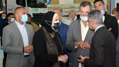 وزيرة الصناعة تتفقد استعدادات معرض تكنولوجيا تحويل واحلال السيارات للعمل بالطاقة النظيفة