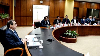 الملا يلتقي مجموعة من شباب مهندسى قطاع البترول بعد عودتهم من بعثة بالولايات المتحدة الأمريكية