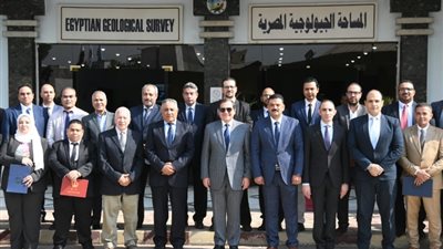 الملا يكرم جيولوجيين بهيئة الثروة المعدنية بعد اجتياز برامج التدريب العالمية المختلفة