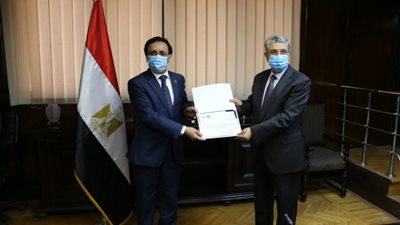 وزير الكهرباء يتسلم جائزة فوز مجمع بنبان الشمسى كأفضل مشروع حكومى عربى لتطوير البنية التحتية