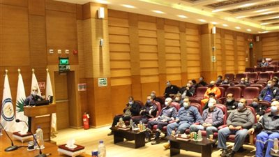 فى أول زيارة له.. رئيس «بتروبل» يتفقد سير العمل بحقل ظهر