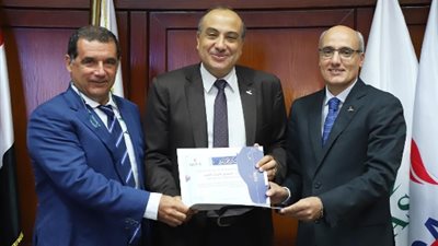 «غازتك» تكرم فريق عمل الشركة الفائز بجائزة المبادرة الوطنيــة للمشروعـات الخضـراء الذكيـة