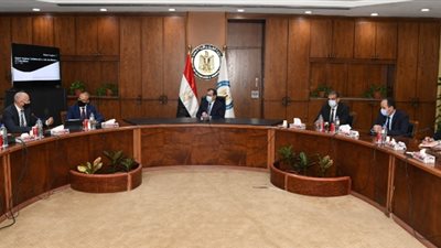 وزير البترول يعقد لقاء مع مسئولى 