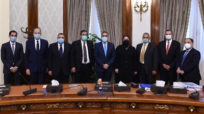 رئيس الوزراء يشهد توقيع البروتوكول المنظم للمبادرة الرئاسية لإحلال السيارات المتقادمة للعمل بالغاز