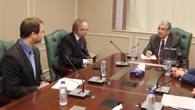 وزير الكهرباء يبحث مع السفير التشيكى بالقاهرة التعاون والإستثمار على أرض مصر