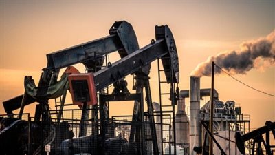 النفط يقترب من 70 دولارا مدعوما بتخفيض إنتاج كبار المنتجين