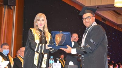 مدير إدارة العلاقات الداخليه بـ«إيجاس» يحصل علي الماجستير بتقدير امتياز