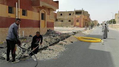 صور.. بدء أعمال توصيل الخطوط الرئيسية لشبكة الغاز برأس غارب