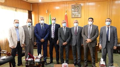 صور.. محافظ الإسماعيلية يستقبل رئيس تاون جاس لمناقشة خطة توصيل الغاز الطبيعي للمحافظة