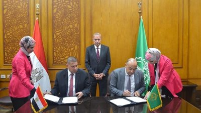 رئيس «غازتك» يوقع عقدي إنشاء محطتي وقود جديدتين لتموين السيارات بالغاز والوقود السائل بالقليوبية