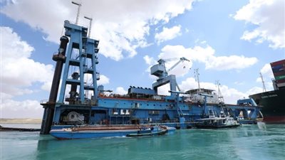 بمعدلات تكريك ١٧ ألف متراً مكعب من الرمال ..تواصل أعمال  تعويم السفينة الجانحة بقناة السويس