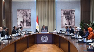 رئيس الوزراء يوجه بسرعة الانتهاء من خطة تحويل الأتوبيسات للعمل بالغاز الطبيعى