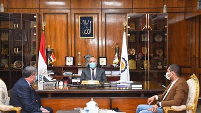 محافظ قنا يبحث مع رئيس «ريجاس» التوسع في إقامة محطات تموين السيارات بالغاز