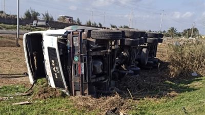 انقلاب سيارة نقل غاز مسال محملة بـ 25 طنًا من الغاز المسال بكفر الشيخ