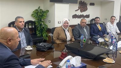 بعد إعادة المهمات فى وقت قياسى..رئيس «القناة للكهرباء»يكرم فريق النظم ب«القابضة»