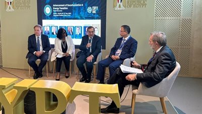 جلسة نقاشية حول تسريع وتيرة إزالة الكربون والتحول الطاقى بالجناح المصرى فى قمة المناخ بالإمارات