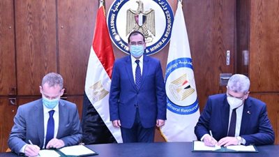 الملا يشهد توقيع مذكرة تفاهم بين «بتروجت» وشركة TR الاسبانية لتصنيع المعدات الحرارية