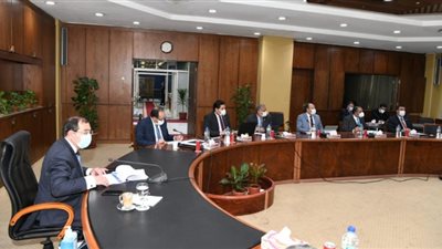 الملا يتابع خطة توصيل الغاز الي ٢ر١ مليون وحدة سكنية وقري حياة كريمة