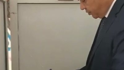 «أيمن عبد البديع»يدلى بصوته في الانتخابات الرئاسية بالسويس