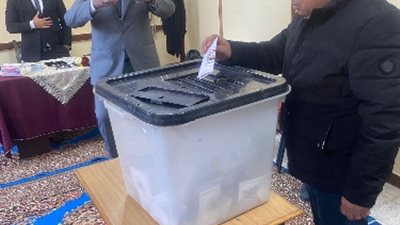 مستقلا أتوبيس العاملين..«عبد الشافى»يدلى بصوته في لجنة المغتربين بدمنهور