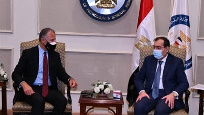 وزير البترول يستعرض مع رئيس 