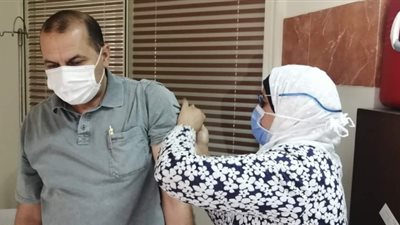 خالد الدستاوى يخضع لتلقى لقاح كورونا بمستشفى ألماظه للكهرباء