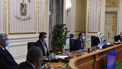 الحكومة تقرر العودة للعمل بالمواعيد الصيفية لفتح وغلق المحال والمولات والمقاهي