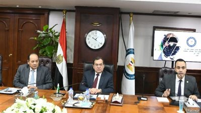 الملا يستعرض الموقف التنفيذى لمبادرة تحويل السيارات للعمل بالغاز الطبيعى