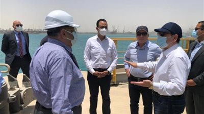وزير البترول يتفقد عدد من المشروعات بالعين السخنة