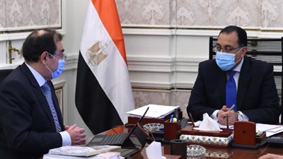 رئيس الوزراء يتابع مع وزير البترول موقف المشروعات الجاري تنفيذها
