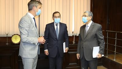 وزيرا الكهرباء والبترول يشهدان تسليم التقرير النهائي لإنشاء مشروع لإنتاج الهيدروجين الأخضر
