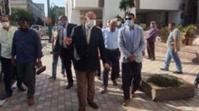 محافظ أسيوط يتفقد ويثنى على أكشاك 