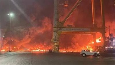 دبي تسيطر على حريق بعد انفجار حاوية في ميناء جبل علي