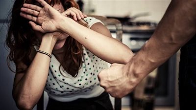 بعد التحرش بها.. سيدة تطعن عاملا بشركة الغاز في قدمه ورأسه بالدقهلية