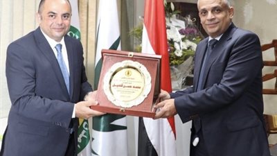 فتحي يكرّم رئيس تاون جاس السابق تقديرًا لجهوده