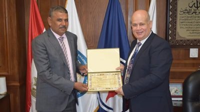 رئيس وقيادات 
