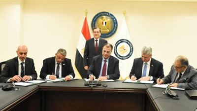 لإمداد مشروعها بالهيدوجين والكهرباء.. مذكرة تفاهم بين «أبو قير للمغذيات» و«بتروجت» و«ABB» و«MPS»