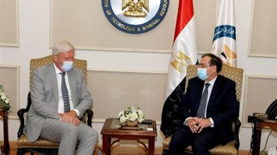 وزير البترول يبحث مع سفير هولندا تنمية التعاون مع الشركات الهولندية
