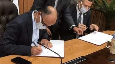 أموك توقع بروتوكول تعاون لمعالجة المياه منزوعة الكبريت داخل شركة أنربك