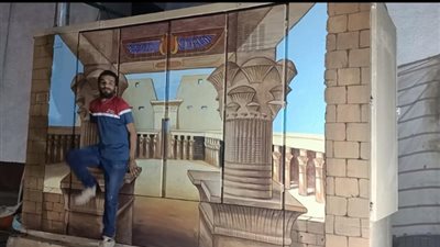 بالصور.. شاب يحول أكشاك الكهرباء بـ«قنا» لرسومات فرعونية