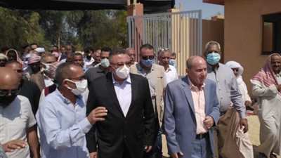 للمرة الأولى في تاريخها..توصيل التيار الكهربائي لقرية النصر بسفاجا