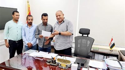 بعد تزيينه الأكشاك على نفقته الخاصة..