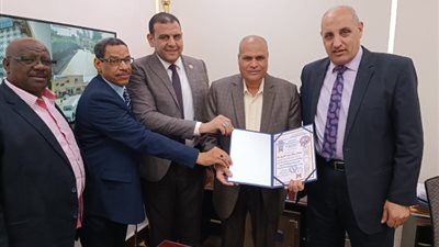 جبر الخواطر..«أحمد صدقى» يكرم مدير إدارة الإستحقاقات لبلوغه سن المعاش