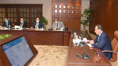 وزير البترول يتابع تقدم الأعمال فى مشروعات انشاء محطات تموين السيارات بالغاز الطبيعى